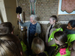 Ook wordt verteld over het wijwater